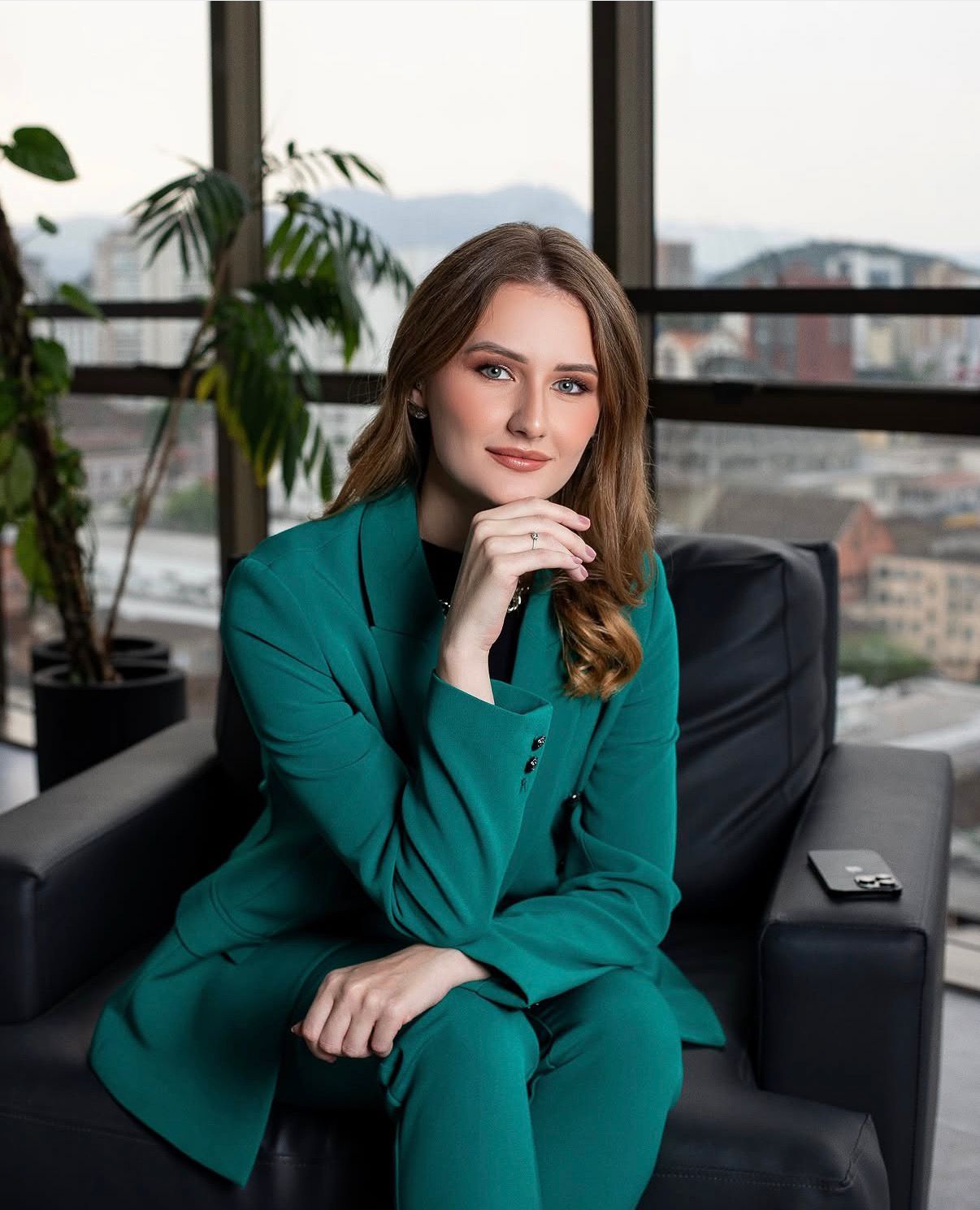 Retrato da advogada Suelen Podewils, fundadora da Podewils Advocacia, especialista em direito imobiliário e sucessões em Joinville/SC